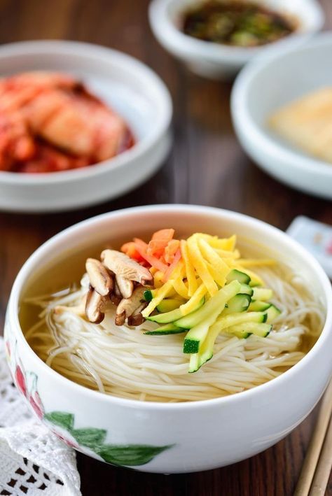 Somyeon Noodles, Janchi Guksu, Somen Noodle Recipe, Korean Noodle Soup, Korean Bapsang, Asian Potluck, Koreansk Mad, Korean Soup, Beef With Broccoli