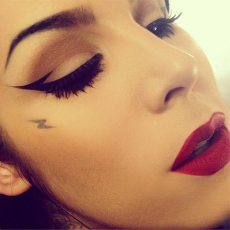 Kat Von D Winged Eyeliner Tutorial, Cat Eyeliner, Kat Von D Makeup, Eyeliner Styles, Winged Liner, Make Up Inspiration, Eyeliner Tutorial, Winged Eyeliner, Kat Von