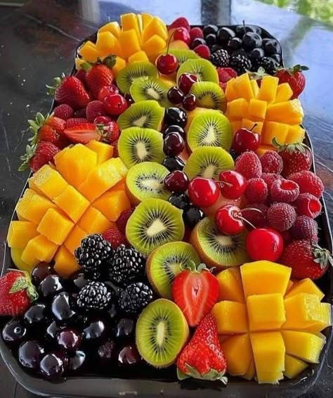 Fresh Fruit Platter, Fruit Platter Designs, Bolo Minnie, Fruit Arrangements, Food L, Healthy Food Dishes, Healthy Food Motivation, Fruit Platter, Food Platters