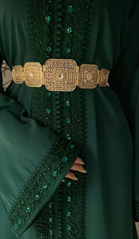 Green Dress Aesthetic, Outfit Soiree, Moroccan Wedding Dress, Green And Gold Dress, Moroccan Dresses, Morrocan Fashion, Eid Outfit Ideas, Morocco Aesthetic, Pakistan Clothes