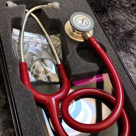 Littmann Stethoscope Colors, Littmann Stethoscope Aesthetic, Litman Stethoscope, Scrubs Colors, Red Stethoscope, Doctor Style, Littmann Stethoscope, Romanticising School, Aga Khan