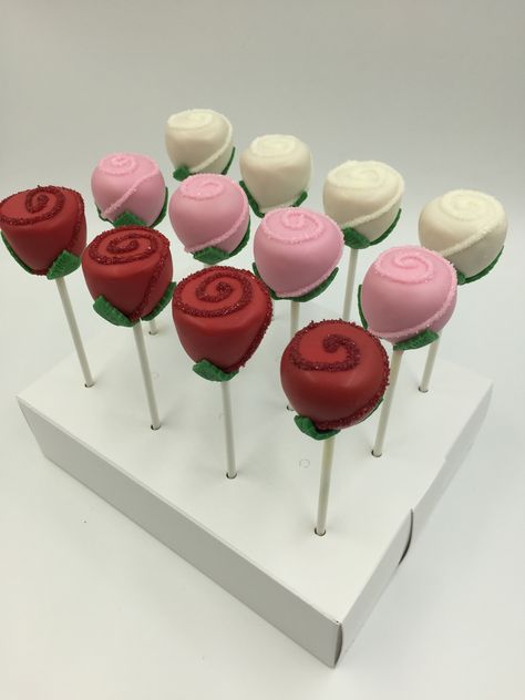 Valentine Rose Cake Pops!! Love how these colors come together Cake Pops Valentines, Cake Pop Arrangements, Valentine Cakepops, Cake Pops And Strawberries, Valentines Day Cake Pops Ideas, Cakepop Bouquet, Valentine's Day Cake Pops, Cake Pops Bouquet, Unique Cake Pops