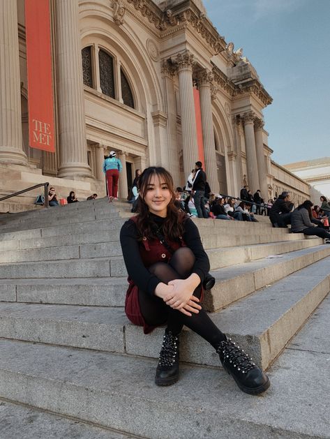 Went to Met Museum when I was visiting New York❤️it’s amazingg #metmuseum #gossipgirl #xoxo #nyc #themet #newyork #travel #outfits #women #ootd #spring New York Museum Outfit, Nyc Museum Outfit, Met Museum Nyc Outfit, Museum Visit Outfit, New York In November, Travel Outfits Women, New York City Pictures, Nyc Pics, Museum Outfit