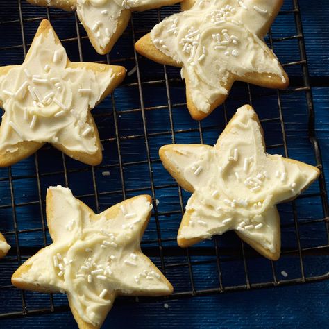 Use various shapes for Grandma's Star Cookies Recipe from Taste of Home for celebrations throughout the year. Secret Cookie Recipe, Gorgeous Desserts, Bake Sale Desserts, Cookies Box, Best Christmas Cookie Recipe, Bake Sale Recipes, Vintage Baking, Best Christmas Cookies, Star Cookies