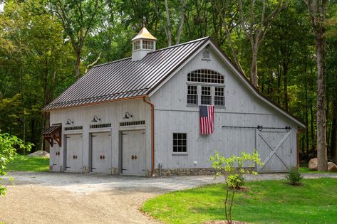 Coastal Garage, Farm Outbuildings, Carport Garden, Barn Garage Ideas, Cottage Garage, Barn Style Garage, Mini Chalet, Barn Office, Barn Restoration