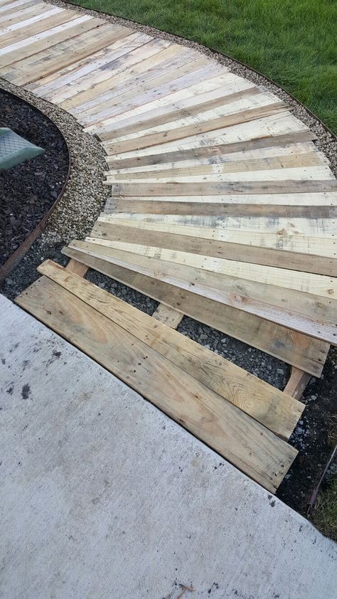 Diy Pathway Ideas Walkways Pallet Wood, Wooden Plank Walkway, Wood Walkways Paths Diy, Wood Sidewalk, Pallet Walkway, Wood Pathway, Wood Walkway, Backyard Walkway, Walkway Design