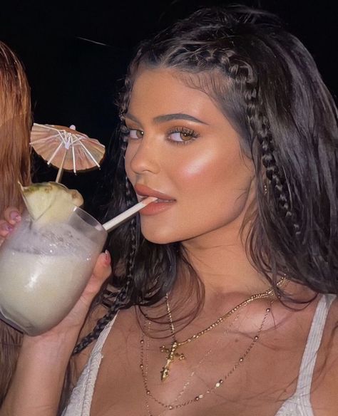 kylie jenner pina colada Stylizacje Kylie Jenner, Maquillage Kylie Jenner, Stile Kylie Jenner, Jenner Hair, Look Kylie Jenner, Kylie Jenner Hair, Kyle Jenner, Kylie Jenner Look, Kylie Jenner Outfits