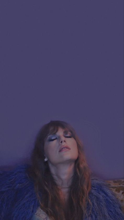 Taylor Swift Lavender Wallpaper, Lavender Haze Music Video Wallpaper, Lavender Haze Lockscreen, Taylor Swift Wallpaper Lavender Haze, Taylor Swift Lavender Haze Music Video, Taylor Swift Purple Aesthetic, Taylor Swift Midnights Lavender, Lavender Haze Outfit, Midnights Lavender Haze