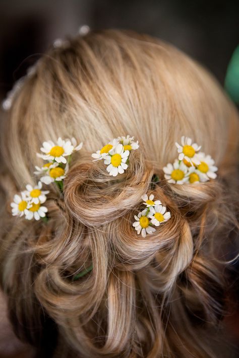 these are exactly the kind of flowers I want in my hair! Daisy Wedding Hair, Bridesmaid Hair Messy Bun, Bridesmaid Hair Messy, Bob Updo, Hairstyles With Flowers, Braided Crown Hairstyles, Messy Curls, Formal Hair, Daisy Wedding