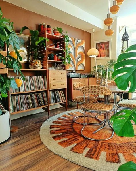 Funky Cozy Living Room, Interior Cottagecore, Apartment Eclectic, Kitchen Eclectic, Cozy Maximalism, Retro Maximalist, 1970s Interior Design, Vintage Eclectic Home, 70s Living Room