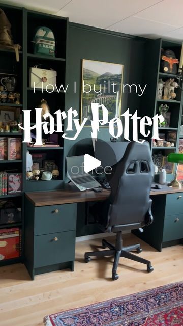 Jennifer | MAGICAL MISCHIEF ϟ - Harry Potter content creator on Instagram: "How I built my Slytherin office! 🐍  The most questions I get about my room are the paint color and where the wallpaper is from so I figured I’d make a video showing how I managed to create this room. It took about 3 months of planning, researching and building it, and even longer to find all the right furniture and decor. Most of the decor is bought second hand, and the gallery wall mostly consists of photos I’ve taken myself (which can be found in the link in my bio).  I’ve just started the renovation of ANOTHER Harry Potter room, this time it’s a ravenclaw common room style nursery! Make sure to hit the follow button to follow along the process 🦅  #harrypotter #slytherin #slytherinpride #slytherinaesthetic #har Harry Potter Aesthetic Office, Lego Office Ideas, Hunter Room Ideas, Harry Potter Home Library, Harry Potter Reading Room, Harry Potter Paint Colors, Harry Potter Library Aesthetic, Slytherin Living Room, Harry Potter Library Ideas