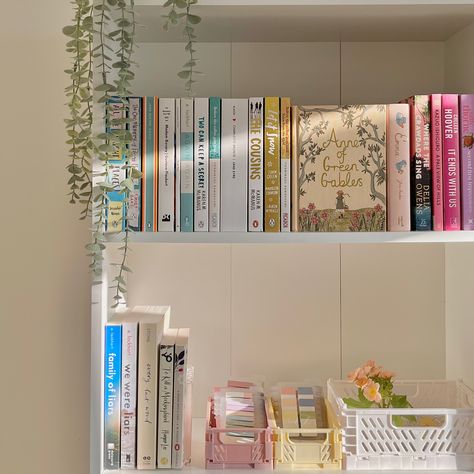 #booklover #bookshelf #roomdecorideas Little Bookshelf, Aesthetic Bookshelves, Cute Bookshelves, Minimalist Bookshelves, Aesthetic Bookshelf, Bookshelf Aesthetic, Study Table Designs, White Room Decor, Aesthetic Room Ideas