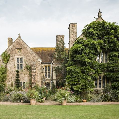 British Estates English Manor, Small Manor House, English Manor Houses Country Estate, London Countryside, English Manor Houses Interior, British Estate, Countryside Manor, Medieval Mansion, Manor Aesthetic