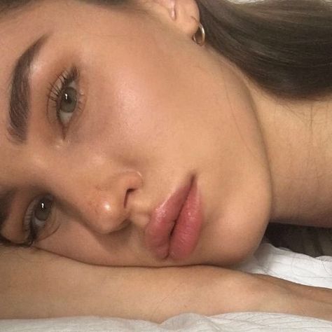 amelia on Twitter: "bare face, glowy skin, natural brows, blush pink lips and messy hair is my vibe… " Natural Summer Makeup, Makeup Tip, Minimal Makeup, Natural Makeup Tutorial, Beauty Make-up, Glow Skin, Bare Face, Make Up Looks, Makeup Goals