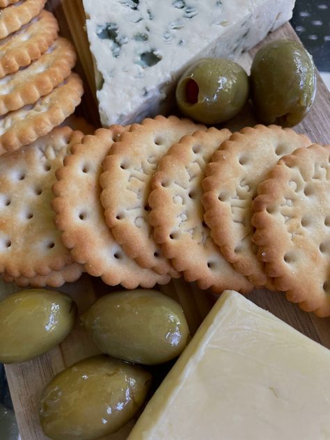 Crackers Aesthetic, Olive Crackers, Crackers Appetizers, Fav Food, 5 Senses, Butcher Shop, Cheesy Recipes, Cheese Crackers, Cheese Recipes