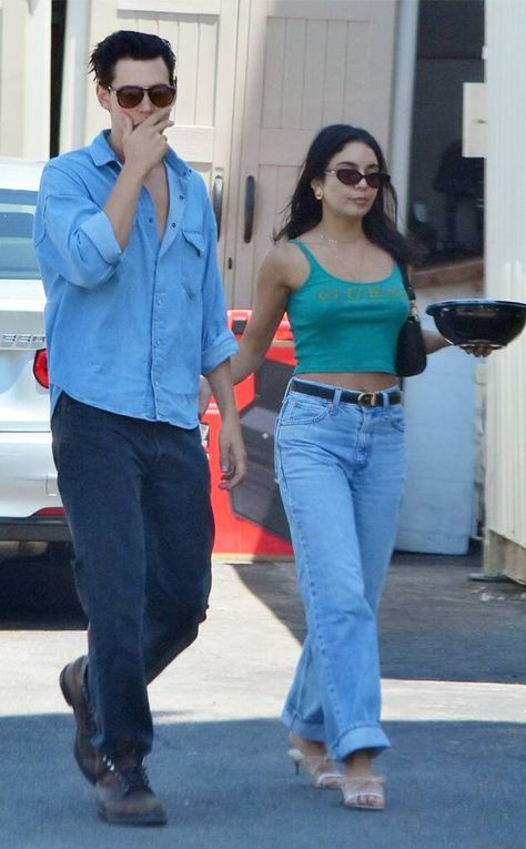 Austin Butler And Vanessa Hudgens, Austin Outfits, Vanessa Hudgens Austin Butler, Austin Butler And Vanessa, Vanessa And Austin, Minimalism Outfit, Vanessa Hudgens And Austin Butler, Crop Top And Jeans, Gossip Girl Fashion Blair