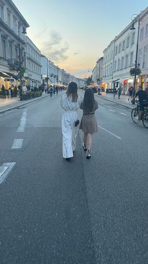 street vibes with a beautiful sky Mum Daughter Aesthetic, Mom Best Friend Aesthetic, Mom And Daughters Aesthetic, Teenage Mum Aesthetic, Mother Daughter Astethic, Mother Daughter Aesthetic Faceless, Mum Daughter, Parents And Daughter Aesthetic, Mom Daughter Aesthetic Older