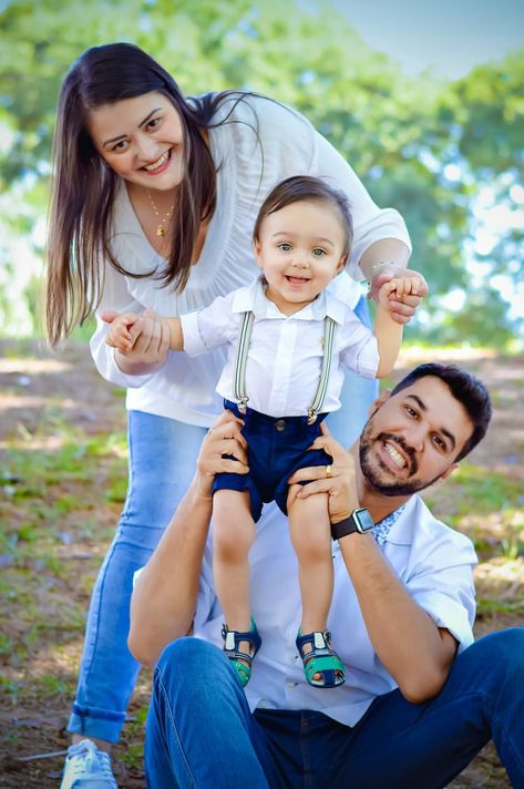 Photoshoot Boy, Family Photoshoot Poses, Baby Photoshoot Boy, First Year Photos, Outdoor Baby, Baby Shoot, Baby Photoshoot, Family Photoshoot, Baby Photo