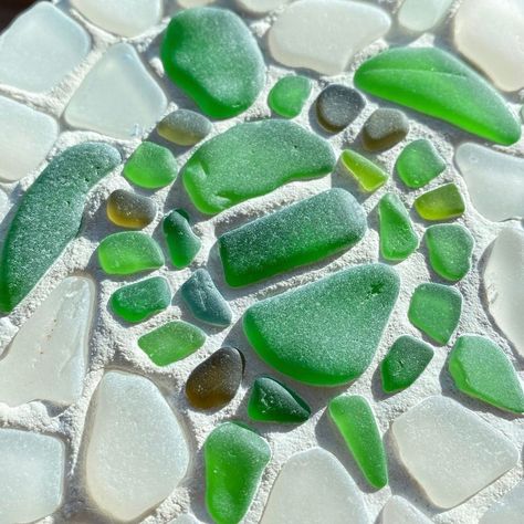 Kenneth Blaine (@kenneth.blaine.studio) • Photos et vidéos Instagram Sea Turtle Mosaic, Mosaic Table Top Designs, Turtle Mosaic, Sea Glass Mosaic, Beach Glass Crafts, Shell Mosaic, Succulent Garden Diy, Mosaic Art Projects, Studio Photos