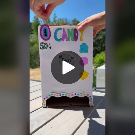 Shoe Box Vending Machine, Cardboard Vending Machine Diy, Make A Vending Machine, Cardboard Vending Machine, Squishies Diy, Cardboard Crafts Diy, Diy Pencil, Diy Candy, Cardboard Crafts