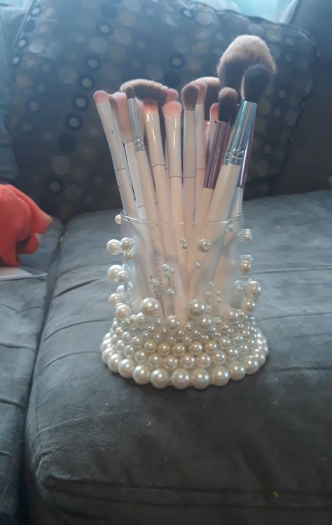 Pearl Makeup Brush Holder, Diy Makeup Holder, Makeup Brush Holder Ideas, Makeup Holder Diy, Brush Holder Ideas, Diy Lipstick Holder, Brush Holder Diy, New Year Card Ideas, Diy Brush Holder