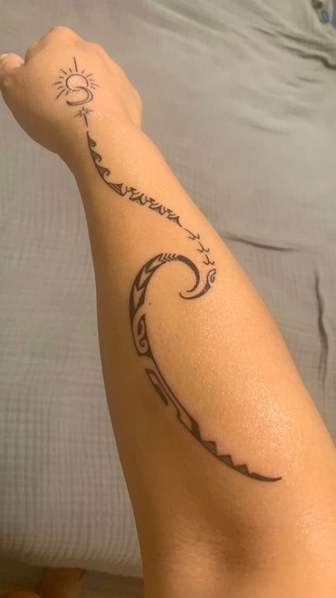 Kirituhi Tattoo Women, Forearm Wave Tattoo, Polynesian Tattoos Women Meaning, Polynesian Tattoos Women Forearm, Ta Moko Women, Hawaiian Tattoos For Women, Honu Tattoo, Maori Tattoo Frau, Tahitian Tattoo