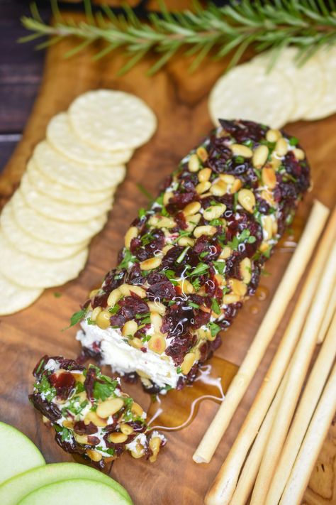 Goat Cheese Christmas Board, Goat Cheese Log Appetizer, Thanksgiving Recipes Appetizers, Goat Cheese Recipes Appetizers, Easy Thanksgiving Recipes Appetizers, Cheese Log Recipes, Cranberry Goat Cheese, Goat Cheese Log, Savory Dips