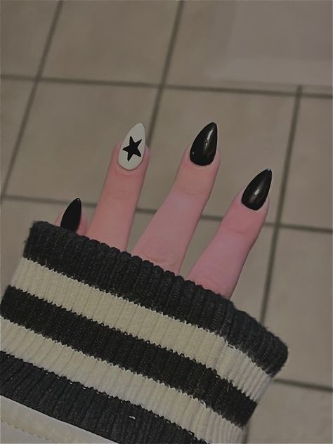 Star Nails Y2k Black And White, Black And White Nails With Stars, Therian Nails Ideas, Pookie Nails, White Nails With Stars, Black And White Star Nails, Black Short Nails Ideas, Black Nails Aesthetic, Nails With Stars