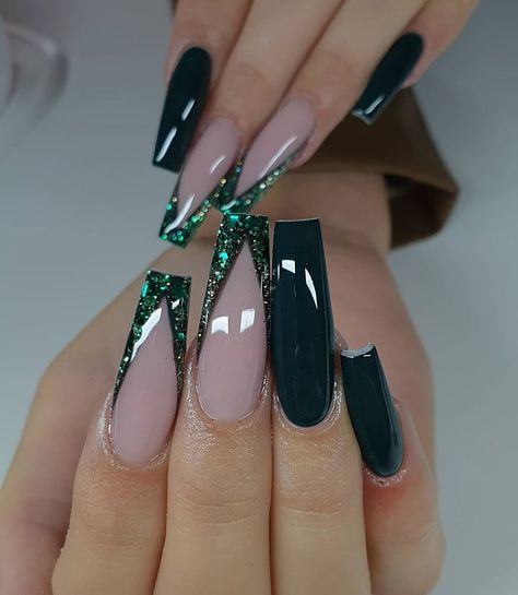 Nail Art Vert, Black Prom Nails, Snake Nail, Posh Nails, Quinceanera Nails, Emerald Nails, Green Acrylic Nails, Dark Green Nails, Oni Mask