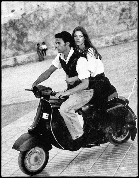 kate moss vespa  www.fashion.net 90s Fashion Icons, Kate Moss 90s, Classic Vespa, Retro Scooter, Queen Kate, Vespa Girl, Mario Sorrenti, Vespa Lambretta, Vespa Vintage