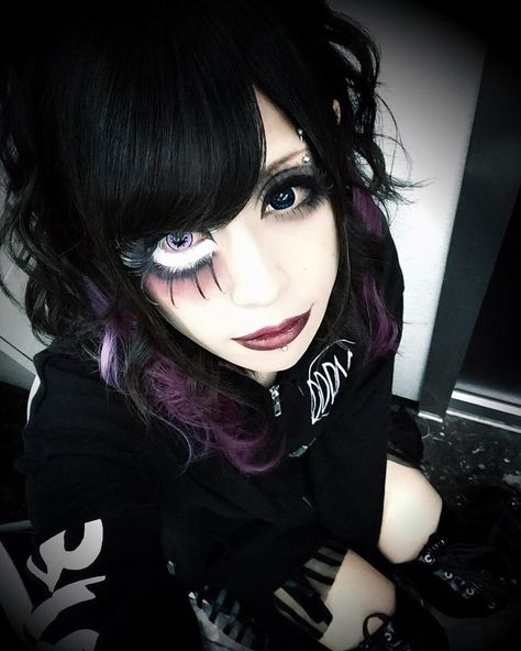 《Takashi→DADAROMA》 His makeup is perfect Takashi Dadaroma, Visual Kei Makeup, Visual Kei Fashion, Oshare Kei, Kei Visual, Kei Fashion, Emo Scene, Beauty Icons, Without Makeup