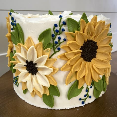 Fall Birthday Cake Ideas For Women, Fall Sunflower Cake, Thanksgiving Sheet Cake Ideas, Sunflower Cakes Ideas, Sunflower Theme Cake, Fall Buttercream Flowers, Sunflower Cake Ideas, Simple Fall Themed Cakes, Sunflower Decorated Cakes