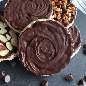 Rice Cake Recipes Healthy, Rice Cakes Toppings, Rice Cake Snacks, Chocolate Rice Cakes, Gluten Free Sandwiches, Rice Cake Recipes, Protein Pudding, Chocolate Coating, Bakery Recipes