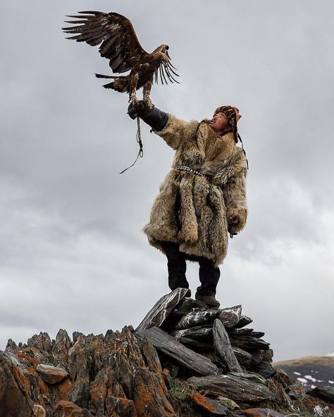 Eagle Hunter, Eagle Hunting, Landscape Sky, Golden Eagle, My Stuff, World Cultures, People Of The World, Birds Of Prey, Mongolia