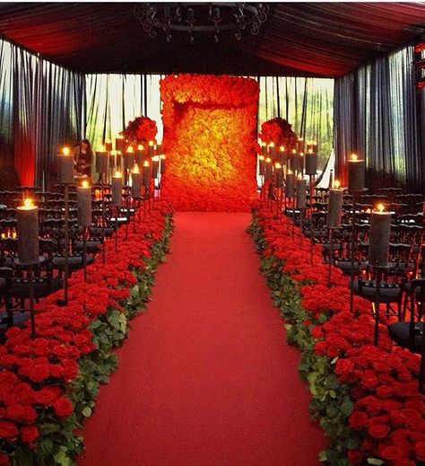 Wedding Aisle Red, Jeff Leatham, Traditional Table Setting, Vintage Table Setting, Rustic Table Setting, Red Rose Wedding, Table Setting Inspiration, Wedding Place Settings, Table Inspiration