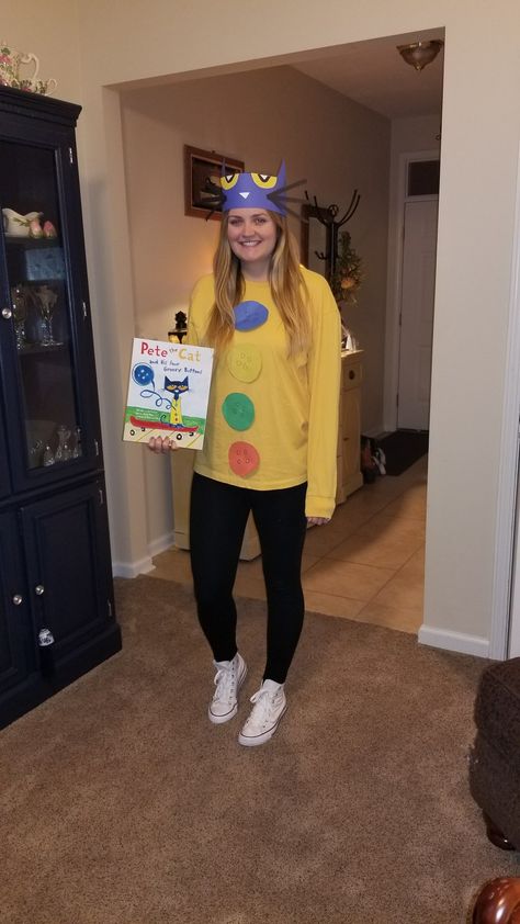 Pet The Cat Costume Teacher, Pete The Cat Halloween Costume Teachers, Easy Pete The Cat Costume, Pete The Car Costume Diy, Preschool Halloween Costumes Teachers, Pete The Cat Dress Up, Pete The Cat Teacher Costume, Pete The Cat Outfit, Pete The Cat Costume Diy Teacher