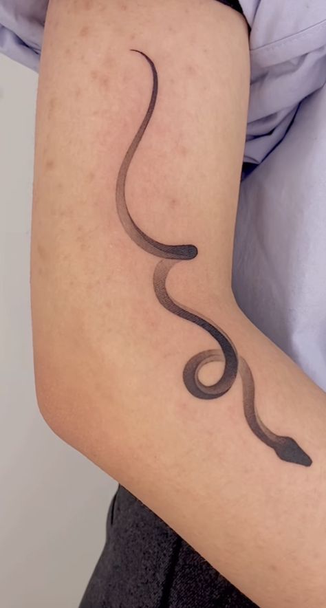 Snake Eating Its Own Tail Tattoo, Brushstroke Snake Tattoo, Ball Python Tattoo Design, Ball Python Tattoo, Twist Tattoo, Symbolic Symbols, Python Tattoo, Eclipse Ideas, Girl Shoulder Tattoos