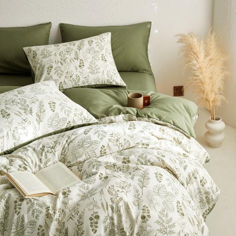 PRICES MAY VARY. Floral Design: Features a vivid flower and leaf pattern that brings a vintage aesthetic to your bedroom or college dorm decor. Ideal for botanical and coquette aesthetics. Twin/Twin XL 3-Piece Set: 1 comforter 68″ x 90″, 2 pillowcases 20″ x 26″. All-Season Comfort: Experience ultimate coziness with our extra soft, lightweight and durable comforter set, crafted from premium brushed microfiber and a high-grade polyester fill. Balancing weight and warmth through spring, summer, fall, and winter. Thoughtful Details: Subtle yet durable stitchings on the comforter effectively keep the inner fillings in place, preventing any shifting. Easy Care: Cleaning is a breeze. Machine wash in cold water on a gentle cycle, then tumble dry on low or let it air dry. Avoid bleach. These simple Coquette Cottagecore Aesthetic, Cottagecore Bed, Soft Cottagecore Aesthetic, Spring Bedroom Decor, Green Comforter, Dream Bedroom Inspiration, Floral Comforter Sets, Green Sheets, Spring Bedroom