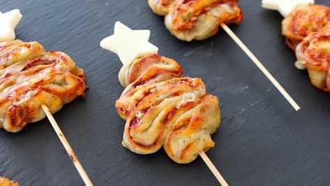 Pizza Tree on a Stick - Christmas Fun | Buona Pappa Christmas Tree Pizza, Pizza Tree, Pizza Balls, Cheese Tree, Pesto Mozzarella, New York Pizza, Tart Filling, Fruit Jam, Hazelnut Spread