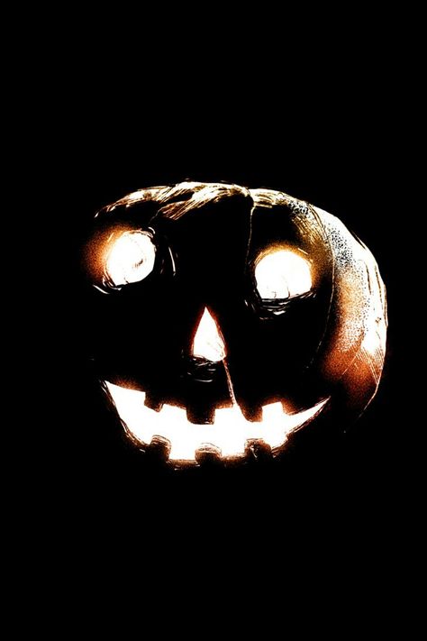 My all time favourite Horror movie...John Carpenter's Halloween. Horror Movie Recommendations, Michael Myers Memes, Halloween 78, Michael Meyers Halloween, Top Horror Movies, Michael Myers Art, John Carpenter Halloween, Halloween 1978, Movie Recommendations