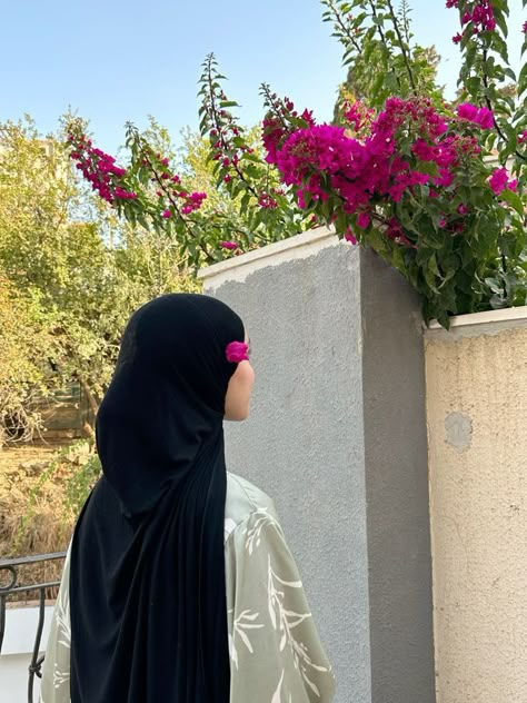 Hijabi Girl Profiles, Hijabi Pfp, Modest Aesthetic, Photographie Indie, Best Instagram Feeds, Simple Hijab, Hijab Style Tutorial, Girly Dp, Hairstyles For Layered Hair