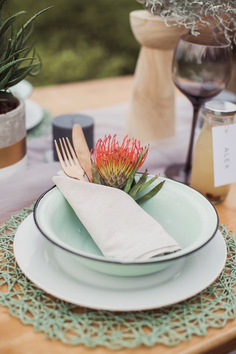 Enamel Plate Wedding Decor | Earthy South African Wedding Inspiration by Because Life Photography Bush Theme Table Settings, South African Traditional Wedding, South African Table Decor, South African Traditional Wedding Decor, South African Themed Party Decor, South African Wedding Flowers, African Bush Wedding, African Christmas Decor South Africa, Potjiekos Party Theme