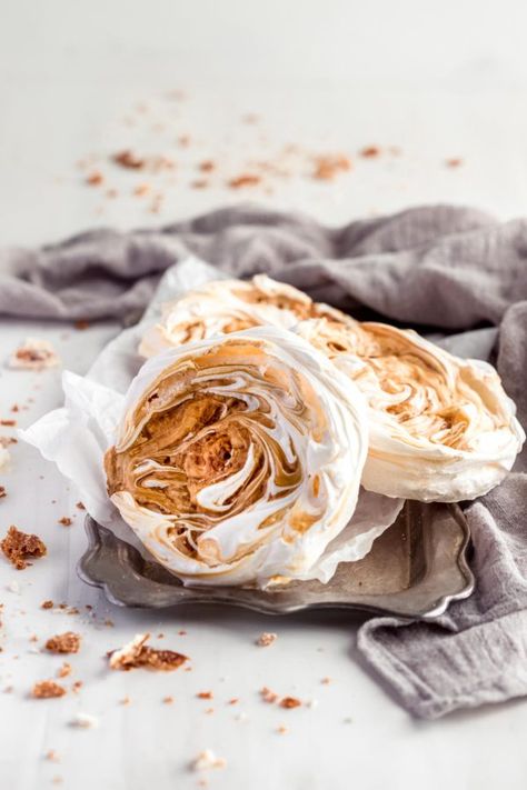 Salted Caramel Meringues Giant Meringue Cookies, Meringues Recipe Easy, Filled Meringue Cookies, Thanksgiving Meringues, Thanksgiving Meringue Cookies, Merengue Desserts, Meringue Bark, Merange Cookies Meringue, Swiss Meringue Cookies