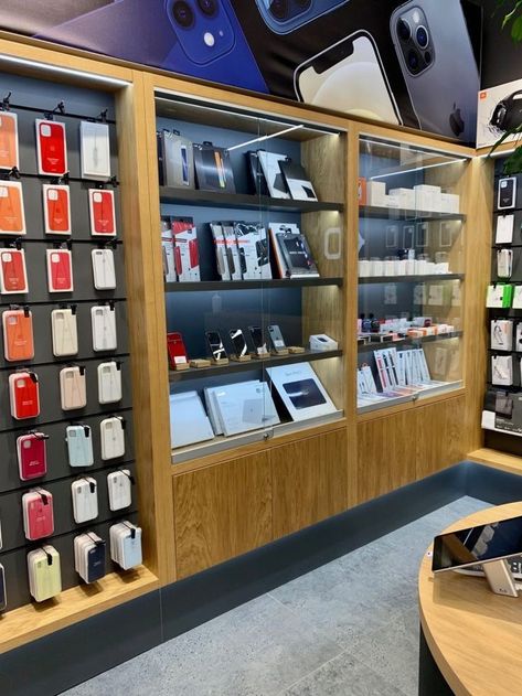 Phone Store Design Interiors, Phone Showroom, Wall Showcase Design, Apple Store Design, Electronics Store Design, Wall Hat Racks, Store Display Design, Mobile Shop Design, Store Shelves Design