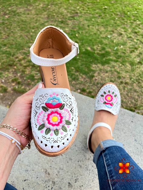 Mexican Leather Shoes with 3D Embroidered Flowers with heels and ankle bracelet for Women, shoes for women, platform shoes handmade huarache de ColoresdeMexicoMX en Etsy Mexican Sandals Huaraches, Hippie Shoes, Mexican Shoes, Bohemian Shoes, Mexican Boho, Mexican Sandals, Mexican Birthday, Huarache Sandals, Woven Shoes