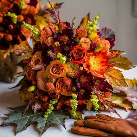 9 Fall Wedding Bouquets to Inspire Your Autumn Nuptials - ostrali.com Leaves Bouquet, Romantic Bouquet, White Wedding Gowns, Baby S Breath, Fall Wedding Bouquets, Wildflower Bouquet, Elegant Themes, Burgundy And Gold, Autumn Vibes