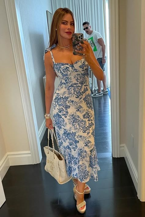 Sofia Vergara Dress, Sofia Vergara Style, Blue White Floral Dress, Sundress Blue, Elisabeth Shue, Joe Manganiello, Boho Midi Dress, Elizabeth Hurley, Michelle Rodriguez