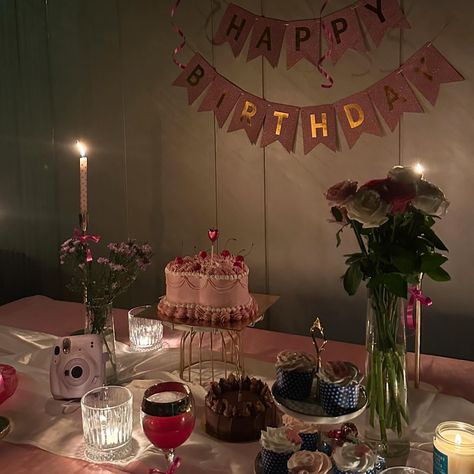 19!! Birthday Decor Flowers, Birthday Table Decorations At Home, 20th Birthday Backdrop Ideas, Aesthetic Birthday Backdrop, Birthday Table Setting Ideas Simple, Birthday Ideas 19, Pink Bday Decorations, Birthday Aesthetic Decor, Birthday Party Decorations Aesthetic