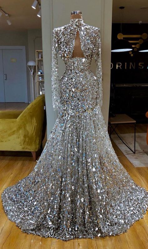 Gray Clothes, Silver Evening Gowns, Award Show Dresses, Prom Girl Dresses, Glamour Dress, Glamorous Dresses, Prom Outfits, Gala Dresses, Glam Dresses