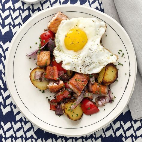 Sunny Side Up Eggs Recipe, Sunny Side Up Eggs, Mediterranean Diet Breakfast, Homemade Brunch, Light Lunches, Best Salmon Recipe, Mediterranean Breakfast, Pan Fried Salmon, Healthy Probiotics